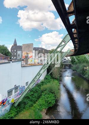 Binari ferroviari sospesi sul Wupper tra i cantieri a Barmen, NRW, Germania Foto Stock