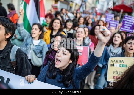 Istanbul, Turchia. 15 maggio 2024. Una manifestante femminile è stata vista cantare slogan. La gente si riunisce per mettere in scena una protesta contro gli attacchi israeliani a Gaza e per commemorare il 76° anniversario della Nakba Day a Istanbul, Turchia. Una protesta commemorativa si è tenuta a Eminonu per celebrare il Nakba Day. I manifestanti si riunirono di fronte al grande ufficio postale (PTT) di Sirkeci e marciarono verso piazza Eminonu. Credito: SOPA Images Limited/Alamy Live News Foto Stock