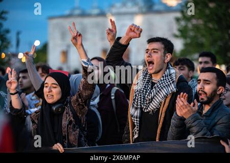 Istanbul, Turchia. 15 maggio 2024. I manifestanti hanno cantato slogan in piazza Eminonu. La gente si riunisce per mettere in scena una protesta contro gli attacchi israeliani a Gaza e per commemorare il 76° anniversario della Nakba Day a Istanbul, Turchia. Una protesta commemorativa si è tenuta a Eminonu per celebrare il Nakba Day. I manifestanti si riunirono di fronte al grande ufficio postale (PTT) di Sirkeci e marciarono verso piazza Eminonu. Credito: SOPA Images Limited/Alamy Live News Foto Stock