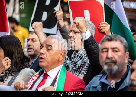 Istanbul, Turchia. 15 maggio 2024. I manifestanti sono stati visti cantare slogan durante la marcia. La gente si riunisce per mettere in scena una protesta contro gli attacchi israeliani a Gaza e per commemorare il 76° anniversario della Nakba Day a Istanbul, Turchia. Una protesta commemorativa si è tenuta a Eminonu per celebrare il Nakba Day. I manifestanti si riunirono di fronte al grande ufficio postale (PTT) di Sirkeci e marciarono verso piazza Eminonu. (Foto di Onur Dogman/SOPA Images/Sipa USA) credito: SIPA USA/Alamy Live News Foto Stock