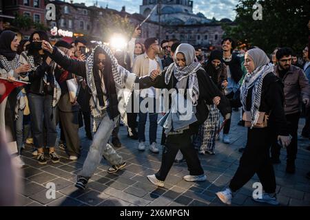 Istanbul, Turchia. 15 maggio 2024. I manifestanti hanno ballato dopo che la protesta è finita in piazza Eminonu. La gente si riunisce per mettere in scena una protesta contro gli attacchi israeliani a Gaza e per commemorare il 76° anniversario della Nakba Day a Istanbul, Turchia. Una protesta commemorativa si è tenuta a Eminonu per celebrare il Nakba Day. I manifestanti si riunirono di fronte al grande ufficio postale (PTT) di Sirkeci e marciarono verso piazza Eminonu. (Foto di Onur Dogman/SOPA Images/Sipa USA) credito: SIPA USA/Alamy Live News Foto Stock