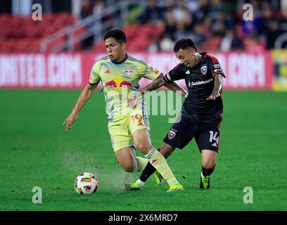 15 maggio 2024: Il centrocampista del D.C. United (14) Martin Rodriguez viene rubato dal centrocampista dei New York Red Bulls (19) Wikelman Carmona durante una partita di calcio della MLS tra il D.C. United e i New York Red Bulls all'Audi Field di Washington DC. Justin Cooper/CSM Foto Stock