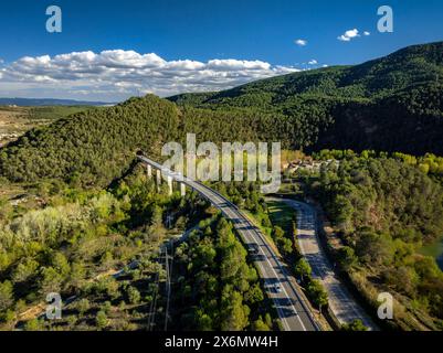 Vista aerea dei dintorni della città di Súria in un pomeriggio primaverile (Bages, Barcellona, Catalogna, Spagna) Foto Stock