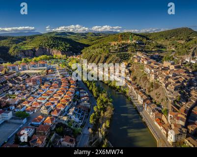 Vista aerea della città di Súria in un pomeriggio primaverile (Bages, Barcellona, Catalogna, Spagna) in particolare: Vista aérea del pueblo de Súria en una tarde, España Foto Stock