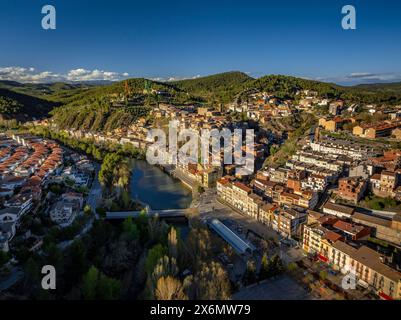 Vista aerea della città di Súria in un pomeriggio primaverile (Bages, Barcellona, Catalogna, Spagna) in particolare: Vista aérea del pueblo de Súria en una tarde, España Foto Stock