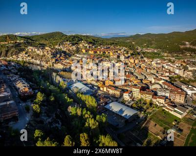 Vista aerea della città di Súria in un pomeriggio primaverile (Bages, Barcellona, Catalogna, Spagna) in particolare: Vista aérea del pueblo de Súria en una tarde, España Foto Stock