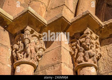 Dettaglio del portale della chiesa di Sant Pere d'Or, all'interno del villaggio di Santpedor (Bages, Barcellona, ​​Catalonia, Spagna) Foto Stock