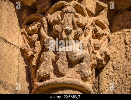 Dettaglio del portale della chiesa di Sant Pere d'Or, all'interno del villaggio di Santpedor (Bages, Barcellona, ​​Catalonia, Spagna) Foto Stock