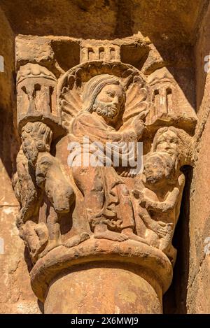 Dettaglio del portale della chiesa di Sant Pere d'Or, all'interno del villaggio di Santpedor (Bages, Barcellona, ​​Catalonia, Spagna) Foto Stock