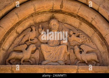 Dettaglio del portale della chiesa di Sant Pere d'Or, all'interno del villaggio di Santpedor (Bages, Barcellona, ​​Catalonia, Spagna) Foto Stock