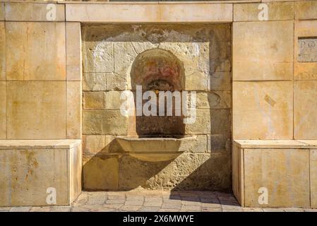 Fontana di fronte alla chiesa di Sant Pere d'Or, a Santpedor (Bages, Barcellona, ​​Catalonia, Spagna) ESP: Fuente delante de la iglesia de Santpedor Foto Stock