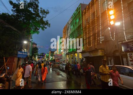 Kolkata, Bengala Occidentale, India - 4 ottobre 2022 : strada decorata e illuminata durante la notte del festival Durga puja. Durga puja è la festa dell'induismo. Foto Stock