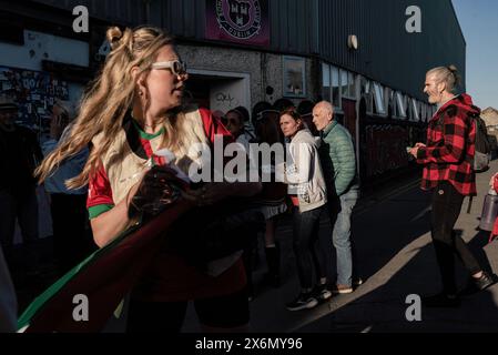 Dublino, Irlanda. 15 maggio 2024. Tifosi in coda per entrare nello stadio. I tifosi hanno partecipato alla partita di calcio Bohemians-Palestine al Dalymount Park Stadium, che si è svolta a Dublino oggi, 15 maggio, per celebrare il 76° anniversario di Nakba e per mostrare solidarietà alla Palestina. Credito: SOPA Images Limited/Alamy Live News Foto Stock