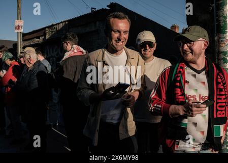 Dublino, Irlanda. 15 maggio 2024. Tifosi in coda per entrare nello stadio. I tifosi hanno partecipato alla partita di calcio Bohemians-Palestine al Dalymount Park Stadium, che si è svolta a Dublino oggi, 15 maggio, per celebrare il 76° anniversario di Nakba e per mostrare solidarietà alla Palestina. Credito: SOPA Images Limited/Alamy Live News Foto Stock