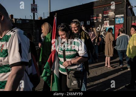 Dublino, Irlanda. 15 maggio 2024. Tifosi in coda per entrare nello stadio. I tifosi hanno partecipato alla partita di calcio Bohemians-Palestine al Dalymount Park Stadium, che si è svolta a Dublino oggi, 15 maggio, per celebrare il 76° anniversario di Nakba e per mostrare solidarietà alla Palestina. Credito: SOPA Images Limited/Alamy Live News Foto Stock