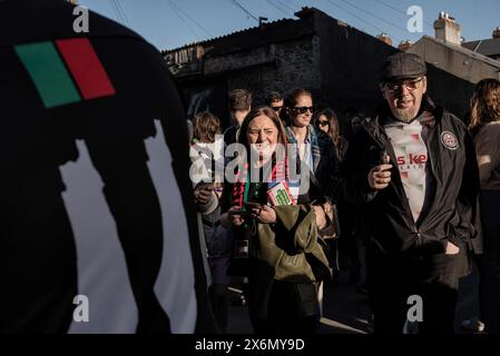 Dublino, Irlanda. 15 maggio 2024. Tifosi in coda per entrare nello stadio. I tifosi hanno partecipato alla partita di calcio Bohemians-Palestine al Dalymount Park Stadium, che si è svolta a Dublino oggi, 15 maggio, per celebrare il 76° anniversario di Nakba e per mostrare solidarietà alla Palestina. Credito: SOPA Images Limited/Alamy Live News Foto Stock