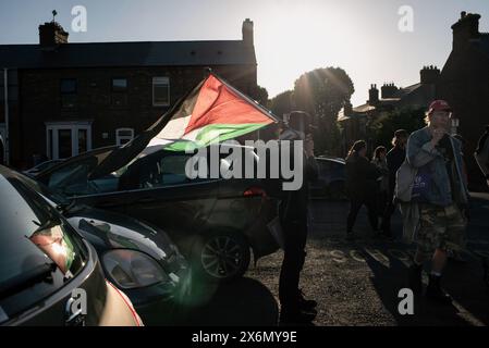 Dublino, Irlanda. 15 maggio 2024. Un ventilatore sventola la bandiera palestinese fuori dall'ingresso dello stadio. I tifosi hanno partecipato alla partita di calcio Bohemians-Palestine al Dalymount Park Stadium, che si è svolta a Dublino oggi, 15 maggio, per celebrare il 76° anniversario di Nakba e per mostrare solidarietà alla Palestina. Credito: SOPA Images Limited/Alamy Live News Foto Stock