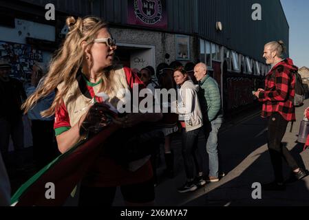 Dublino, Irlanda. 15 maggio 2024. Tifosi in coda per entrare nello stadio. I tifosi hanno partecipato alla partita di calcio Bohemians-Palestine al Dalymount Park Stadium, che si è svolta a Dublino oggi, 15 maggio, per celebrare il 76° anniversario di Nakba e per mostrare solidarietà alla Palestina. (Foto di Natalia Campos/SOPA Images/Sipa USA) credito: SIPA USA/Alamy Live News Foto Stock