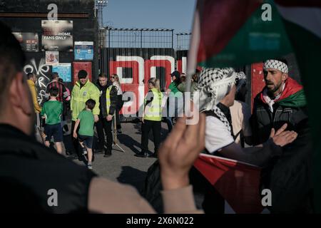 Dublino, Irlanda. 15 maggio 2024. I tifosi raccolgono bandiere sventolanti fuori dal parco Dalymount di Dublino prima della partita amichevole tra Bohemian e la Nazionale palestinese. Gli spettatori arrivano allo stadio Dalymuont Park di Dublino, dove la squadra di casa del Bohemian's F.C. ha ospitato la nazionale palestinese in una partita amichevole il 15 maggio, il 76° anniversario della Nakba. La Palestina ha vinto nel 2-1 contro la squadra di casa. Credito: SOPA Images Limited/Alamy Live News Foto Stock