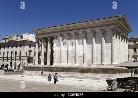 Nîmes, Francia.11 giugno 2022.la Maison Carrée è un tempio romano dedicato all'imperatore Augusto e ai "principi della gioventù" di Nîmes, Francia Foto Stock