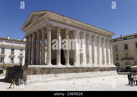 Nîmes, Francia.11 giugno 2022.la Maison Carrée è un tempio romano dedicato all'imperatore Augusto e ai "principi della gioventù" di Nîmes, Francia Foto Stock