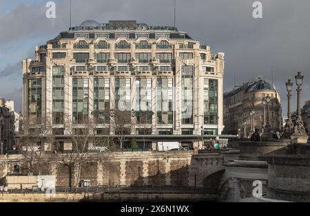 Francia, Parigi - 3 gennaio 2024 - facciata dei grandi magazzini Samaritaine a Parigi. Famoso edificio con Pont Neuf in primo piano. Spazio per il testo, Foto Stock