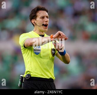 Austin, Texas, Stati Uniti. 15 maggio 2024. L'arbitro Filip Dujic avverte il portiere degli Houston Dynamo Steve Clark (12) di perdere tempo durante i calci di porta durante una partita di Major League Soccer all'Austin FC il 15 maggio 2024 ad Austin. (Credit Image: © Scott Coleman/ZUMA Press Wire) SOLO PER USO EDITORIALE! Non per USO commerciale! Foto Stock