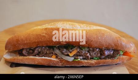 Banh mi. Sandwich vietnamita primo piano, vista laterale, attenzione selettiva. Baguette con manzo, panino vietnamita di manzo. Cibo di strada. Foto Stock