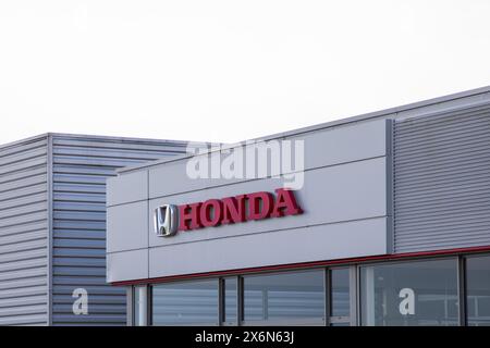 Bordeaux , Francia - 05 10 2024 : veicolo di marca Honda logo e cartello negozio di automobili sulla facciata negozio di ingresso auto concessionaria Foto Stock