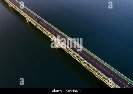 Ripresa aerea, vista dal drone del vecchio ponte di ferro sul fiume lima a Viana do Castelo, Portogallo Foto Stock