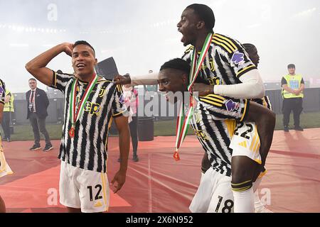 Roma, Italia. 15 maggio 2024. Alex Sandro della Juventus, Moise Kean della Juventus, Timothy Weah della Juventuse celebrano la vittoria al termine della partita durante la finale di Coppa Italia tra Atalanta e Juventus allo stadio Olimpico, Italia, 15 maggio 2024. Mattia Vian durante la finale - Juventus FC vs Atalanta BC, partita di Coppa Italia a Roma, Italia, 15 maggio 2024 Credit: Independent Photo Agency/Alamy Live News Foto Stock