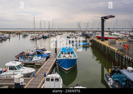 Yarmouth, Isola di Wight, Inghilterra, Regno Unito - 17 aprile 2023: Barche nel porto Foto Stock