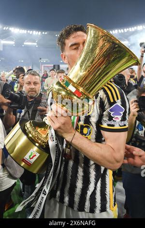 Roma, Lazio. 15 maggio 2024. Dusan Vlahovic festeggia la vittoria alzando la Coppa Italia durante la finale di Coppa Italia tra Atalanta e Juventus allo stadio Olimpico, Italia, 15 maggio 2024. Credito: massimo insabato/Alamy Live News Foto Stock