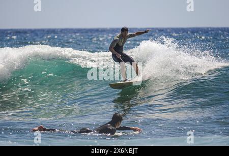 surf sulle onde dell'oceano Foto Stock