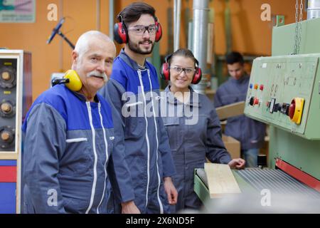 La donna e l uomo come apprendista durante la lezione di falegnameria Foto Stock