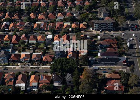 Vista aerea di case ben fiancheggiate, che mostrano un pittoresco quartiere residenziale con tetti uniformi e strade ordinate Foto Stock