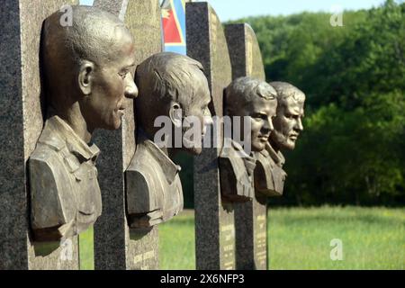 REGIONE DI CHERKASY, UCRAINA - 9 MAGGIO 2024 - l'Alley of Memory commemora il personale militare della 93a Brigata meccanizzata separata Kholodnyi Yar che morì mentre difendeva l'Ucraina nel 2014-2023, regione di Cherkasy, Ucraina centrale. Foto Stock