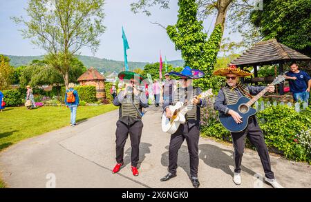 Musicisti vistosi che divertono la folla all'RHS Malvern Spring Festival al Three Counties Showground di Malvern Foto Stock