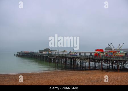 Hastings East Sussex 16 maggio 2024 il molo di Hastings colora la pioggia . Paul Quezada=Neiman/Alamy Live News Foto Stock