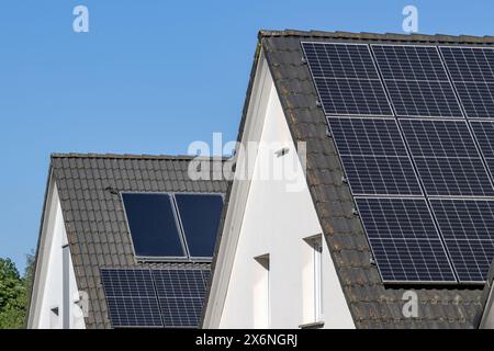 sistemi solari sui tetti a spiovente Foto Stock