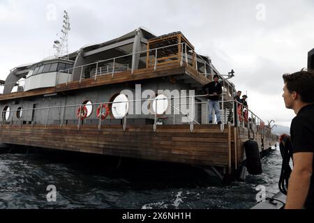 © PHOTOPQR/NICE MATIN/Jean Francois Ottonello ; Mandelieu-la-Napoule ; 16/05/2024 ; visita de Canua Island, île nomade flottante, veille de Son inauguration, ici au mouillage dans la baie de Mandelieu Mandelieu la Napoule, vicino - Cannes, Francia, 16 maggio 2024 Un giorno prima della sua apertura, visita dell'isola di Canua. Isola di Canua. Isola artificiale, galleggiante questo paradiso galleggiante ha un nome: Canua Island. Sarà un Beach club, che promette l'eleganza del Club 55 durante il giorno e l'atmosfera dell'Hotel Costes la sera, con un ristorante, un lounge bar a 360° sul tetto, due piscine Foto Stock