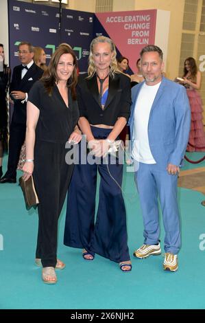 Ulrike Frank, Eva Mona Rodekirchen und Lars Pape bei der Verleihung der 17. Green Awards 2024 a der Messe Berlin. Berlino, 15.05.2024 *** Ulrike Frank, Eva Mona Rodekirchen e Lars Pape alla presentazione dei 17 Green Awards 2024 alla Messe Berlin Berlin, 15 05 2024 foto:XF.xKernx/xFuturexImagex Green Awards 4566 Foto Stock