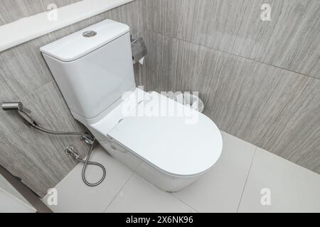 Nuova e moderna ciotola della toilette nell'arredamento interno del bagno dell'hotel Foto Stock