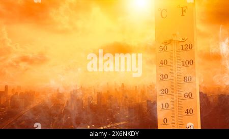 Temperatura calda in città, termometro sul cielo giallo con sole splendente in estate mostra il clima più alto, il riscaldamento globale concetto Foto Stock