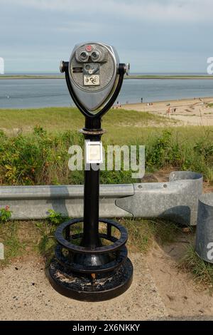 Binocolo a gettoni con vista sulla spiaggia del faro. Chatham, Penisola di Chatham, Massachusetts, Stati Uniti Foto Stock