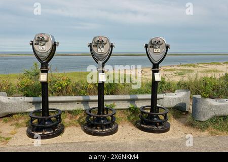 Binocolo a gettoni con vista sulla spiaggia del faro. Chatham, Penisola di Chatham, Massachusetts, Stati Uniti Foto Stock