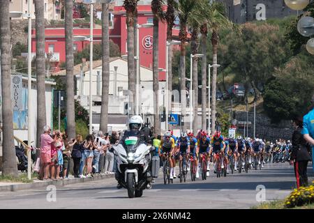 Termoli, Italia. 15 maggio 2024. Luke Plapp del Team Jayco Alula (R) in testa al gruppo durante il 107° giro d'Italia 2024 - tappa 11 da Foiano di Val Fortore a Francavilla al Mare. Credito: SOPA Images Limited/Alamy Live News Foto Stock