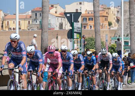 Termoli, Italia. 15 maggio 2024. Tadej Pogacar del Team UAE Emirates con la maglia Pink leader al centro del gruppo durante il 107° giro d'Italia 2024 - tappa 11 da Foiano di Val Fortore a Francavilla al Mare. Credito: SOPA Images Limited/Alamy Live News Foto Stock