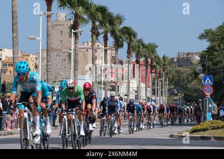 Termoli, Italia. 15 maggio 2024. Vista generale del gruppo che passa lungo il lungomare settentrionale ai piedi del centro storico di Termoli durante il 107° giro d'Italia 2024 - tappa 11 da Foiano di Val Fortore a Francavilla al Mare. Credito: SOPA Images Limited/Alamy Live News Foto Stock