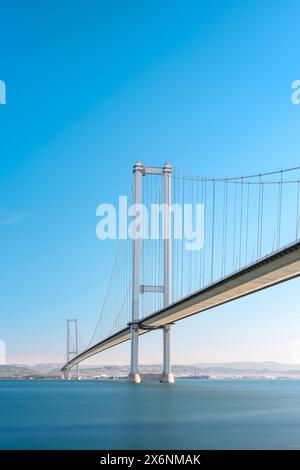 Ponte Osmangazi (Izmit Bay Bridge) situato a Izmit, Kocaeli, Turchia. Ponte sospeso acquisito con tecnica a lunga esposizione Foto Stock